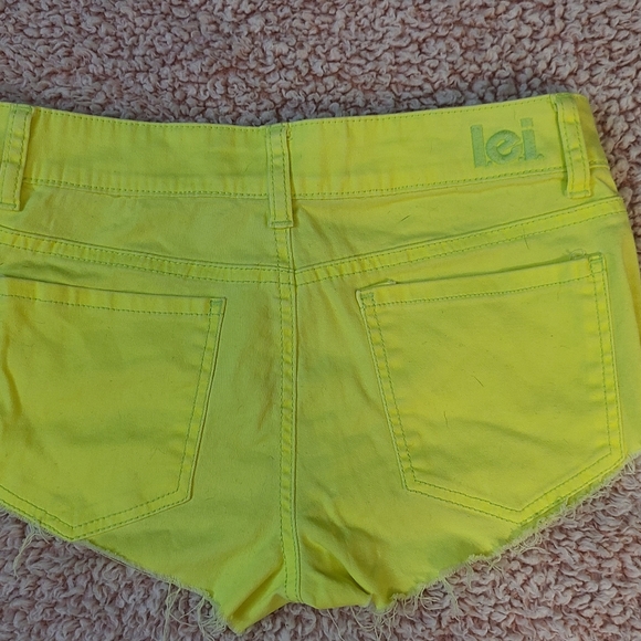 L.E.I Shorts - Picture 2 of 4